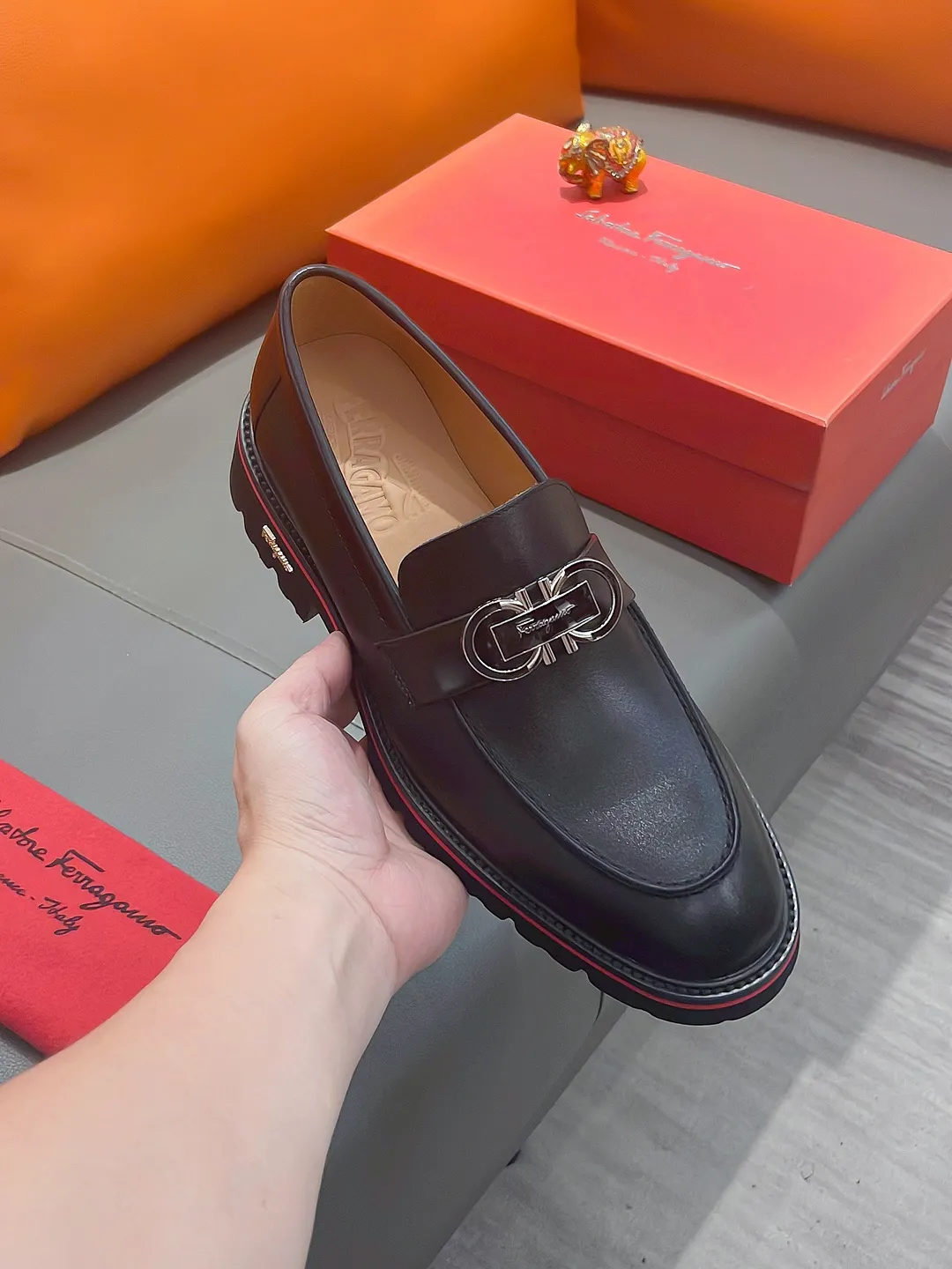 Men's shoes FERRAGAMO "Ferragamo" P540 Regular size: 39-44 (38, 45, 46, 47 customized) (suit shoes) Product materials: Selected first-layer cowhide upper, imported sheepskin lining; original outsole.